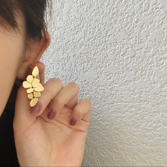 💙LAST ONE 💖Golden leaves Minimalist Earrings - Picture 3 of 8